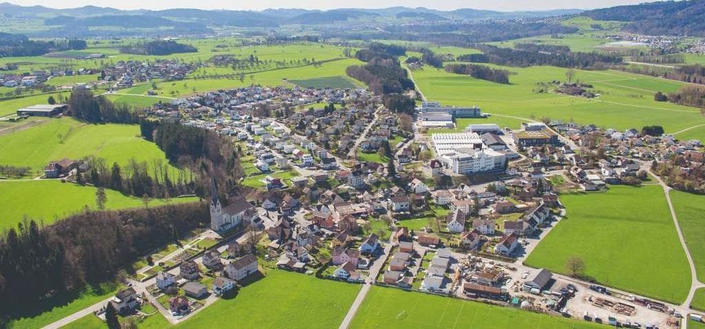 Casa de 8.5 quartos com piscina aquecida em Henau – 8