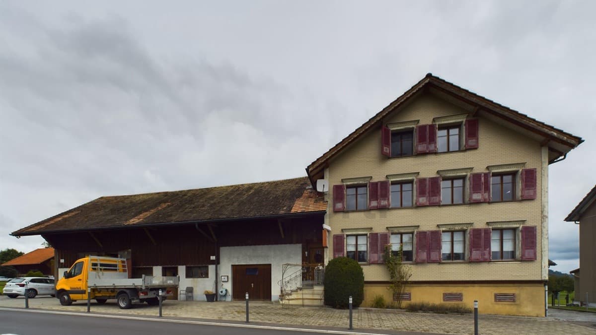 9-Room House with Workshop in Zuzwil